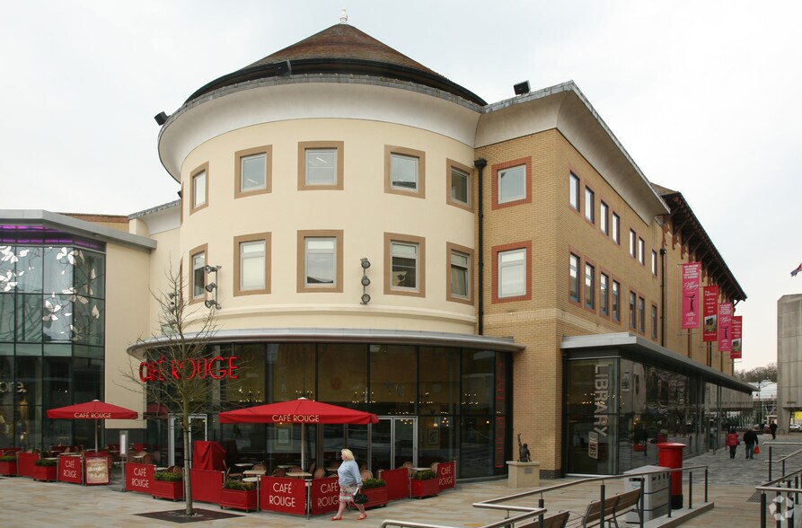 Town Sq, Woking à louer - Photo de l’immeuble – Image 3 sur 6