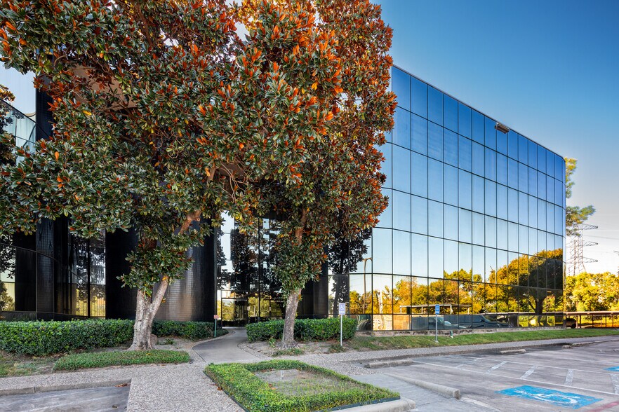 15311 Vantage Pky W, Houston, TX à louer - Photo de l’immeuble – Image 1 sur 7