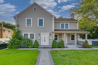 Plus de détails pour 32 Longfellow Ave, Westbury, NY - Logement à vendre