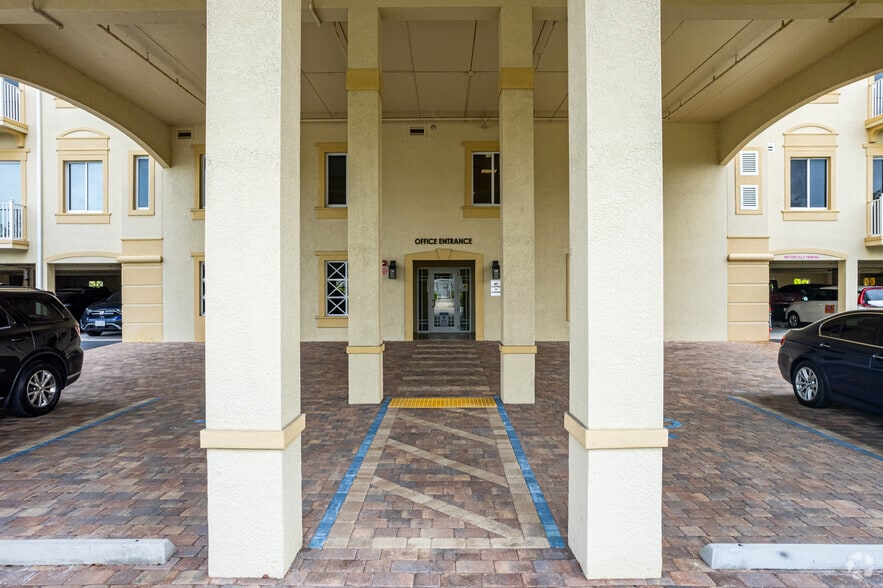 1110 Pine Ridge Rd, Naples, FL à vendre - Photo de l’immeuble – Image 2 sur 16