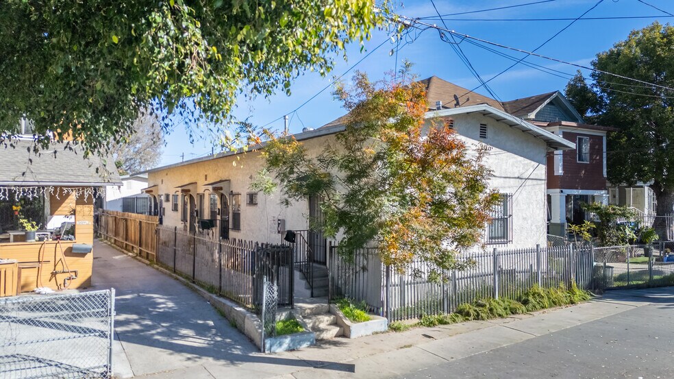 313 E 36th St, Los Angeles, CA à vendre - Photo de l’immeuble – Image 2 sur 9