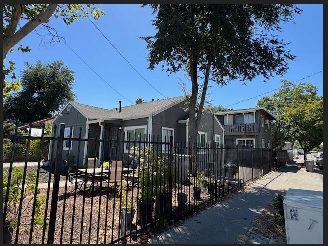 2595 Beaumont St, Sacramento, CA à vendre - Photo de l’immeuble – Image 3 sur 13