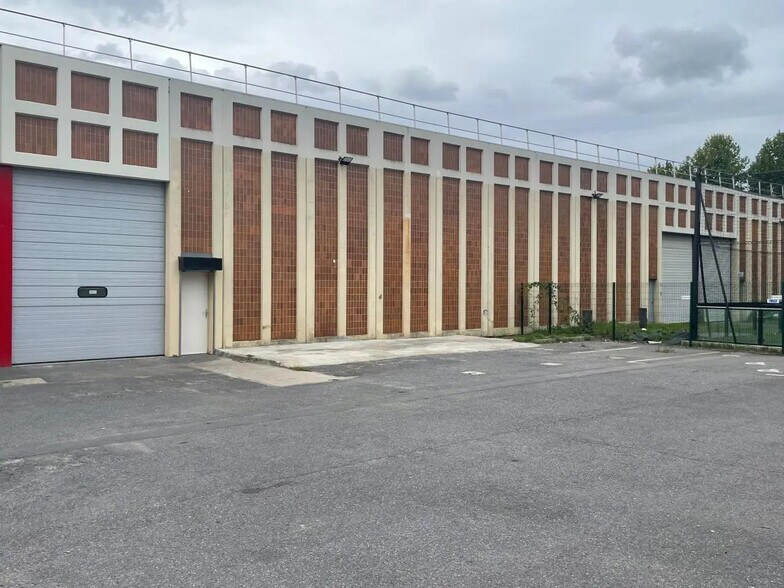 Local d’activités dans Éragny à louer - Photo de l’immeuble – Image 1 sur 6