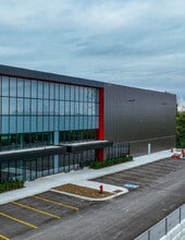 1047 Barton St E, Hamilton, ON à vendre Photo de l’immeuble– Image 2 sur 10