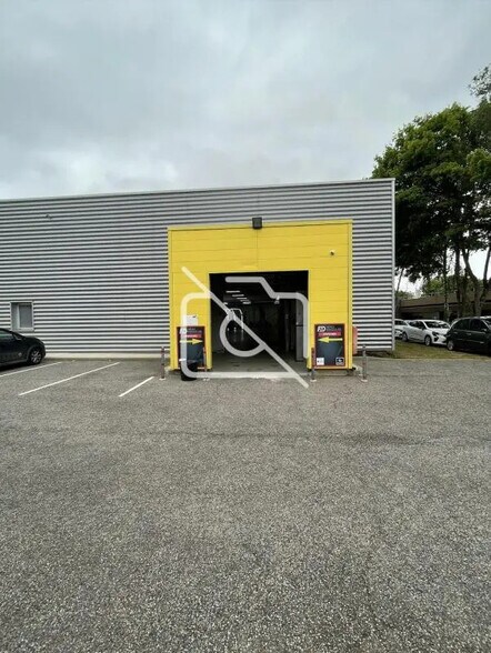 Local d’activités dans Trappes à louer - Photo de l’immeuble – Image 3 sur 17