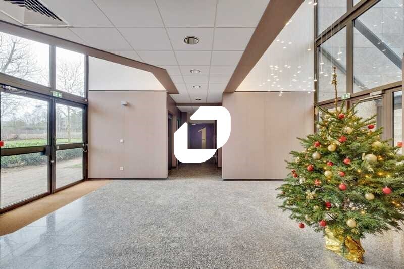 Bureau dans Montigny-le-Bretonneux à louer - Photo de l’immeuble – Image 2 sur 17