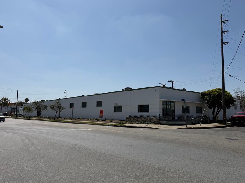 11100 Hindry Ave, Los Angeles, CA à louer - Photo de l’immeuble – Image 1 sur 2
