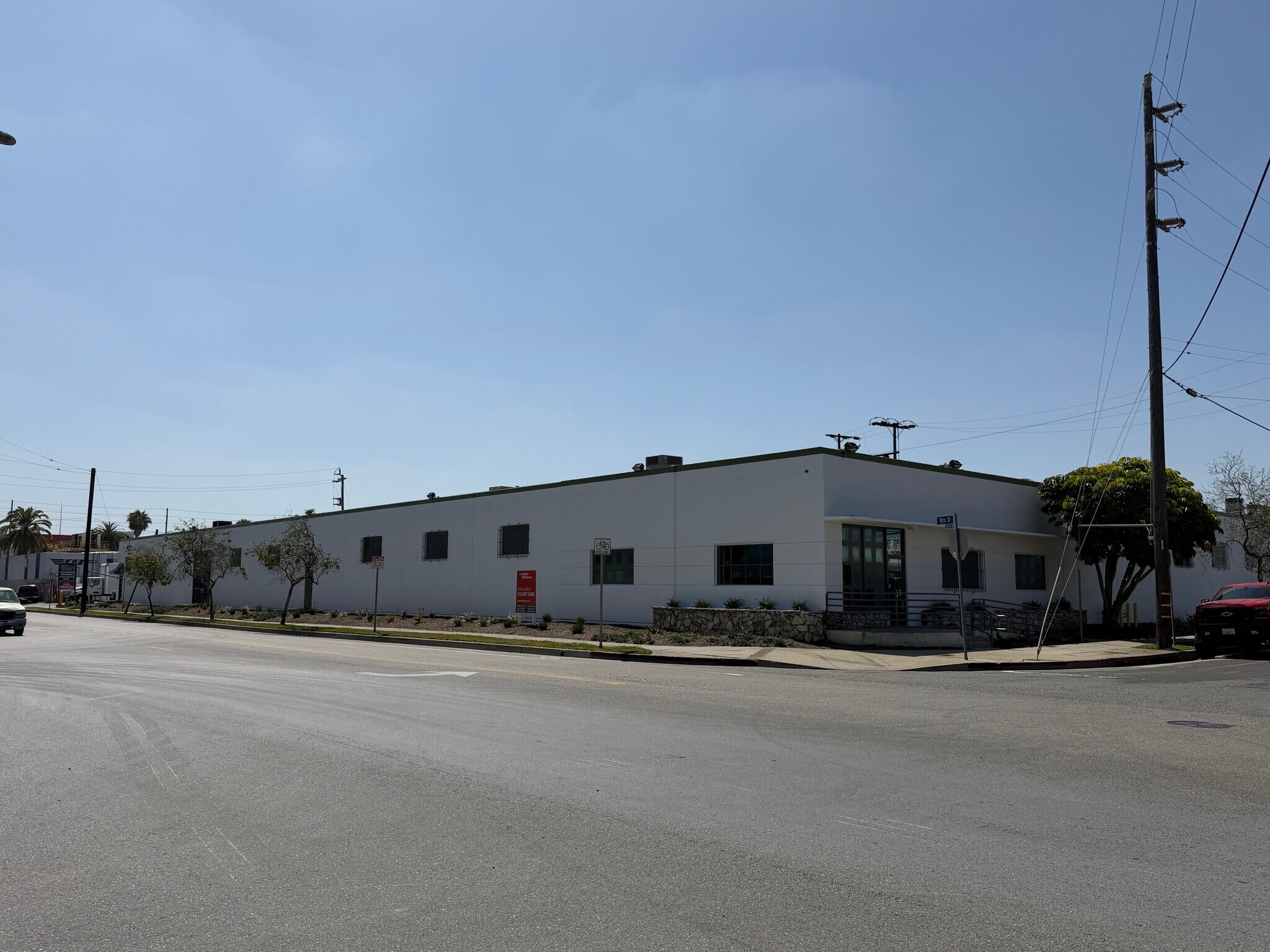 11100 Hindry Ave, Los Angeles, CA à louer Photo de l’immeuble– Image 1 sur 3
