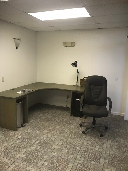 7465 Commercial Cir, Fort Pierce, FL à louer - Photo intérieure – Image 3 sur 22