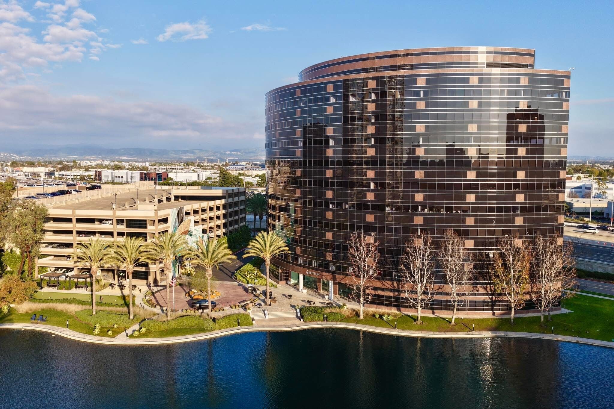 4 Hutton Centre Dr, Santa Ana, CA à louer Photo principale– Image 1 sur 8