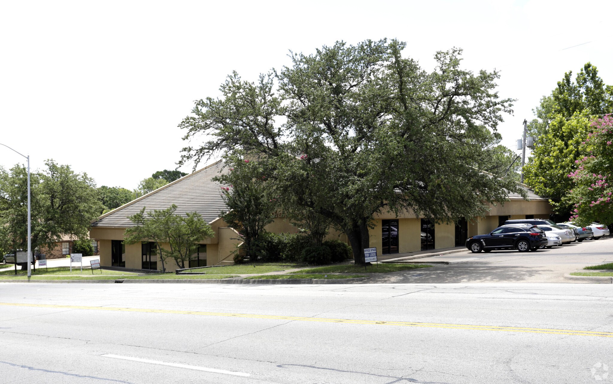 6800 Brentwood Stair Rd, Fort Worth, TX à vendre Photo principale– Image 1 sur 9