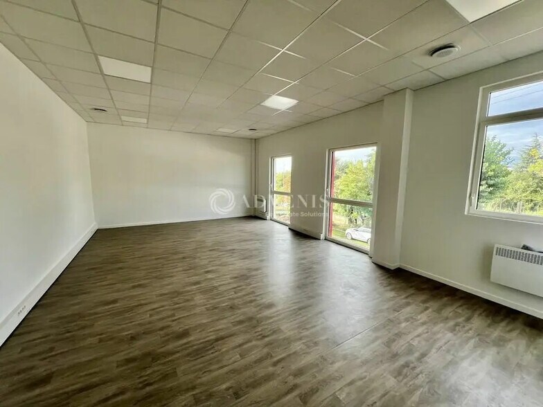 Local d’activités dans Pontoise à louer - Photo de l’immeuble – Image 3 sur 11