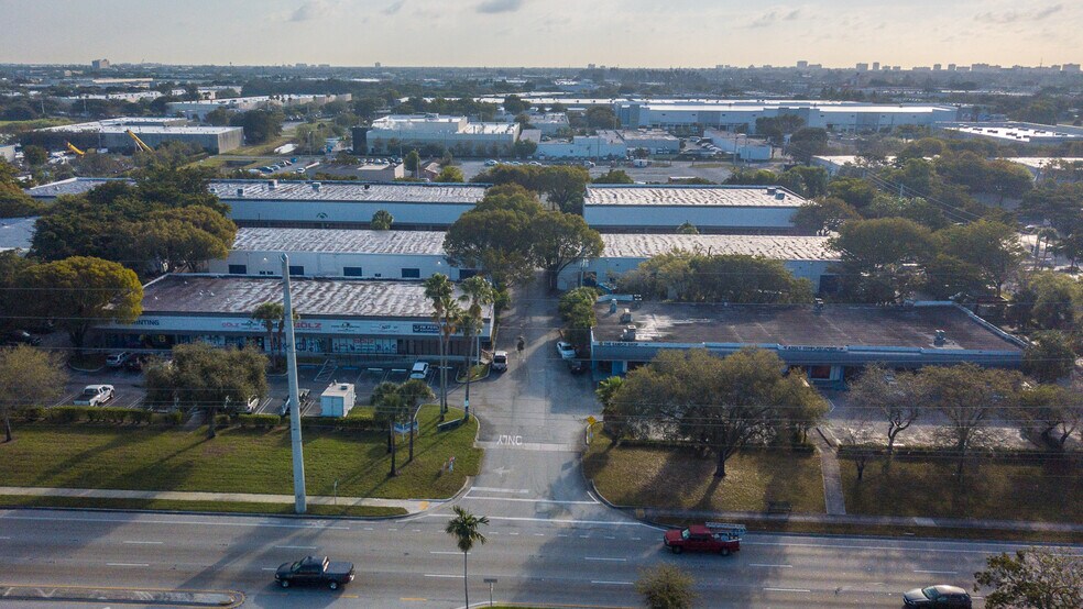 2570-2580 N Powerline Rd, Pompano Beach, FL à louer - Photo de l’immeuble – Image 2 sur 2