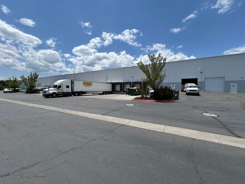 1135 S Rock Blvd, Reno, NV à louer - Photo de l’immeuble – Image 3 sur 6
