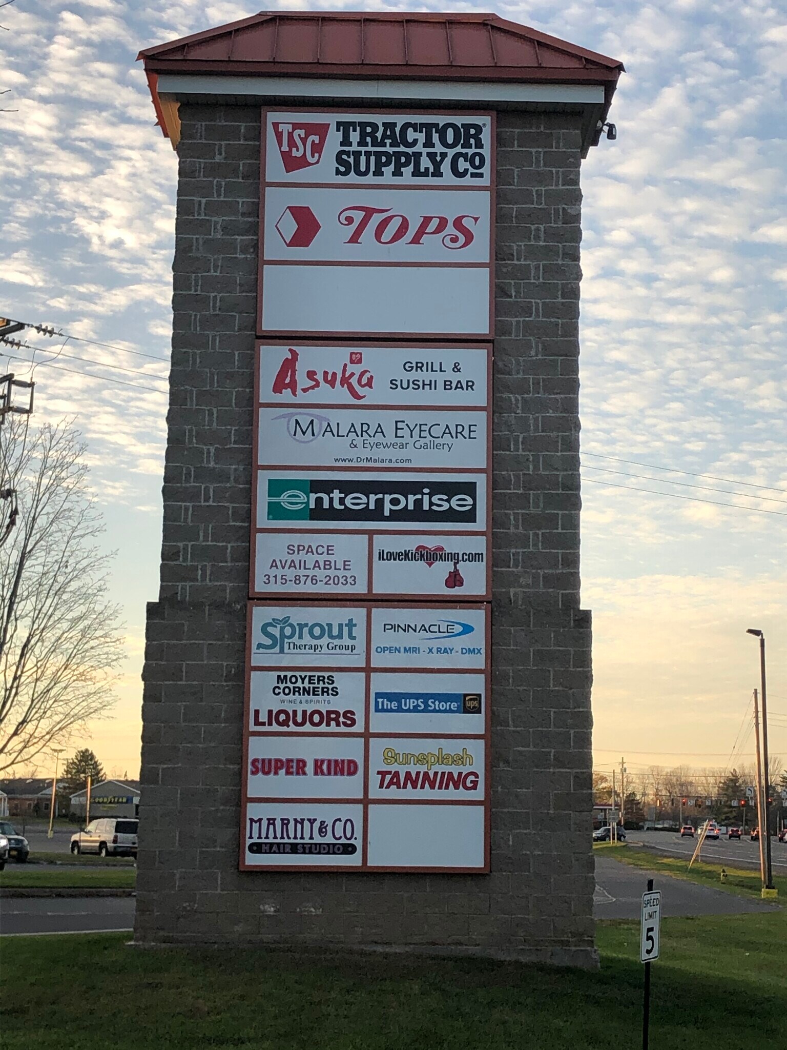 8395-8417 Oswego Rd, Liverpool, NY à louer Photo principale– Image 1 sur 14