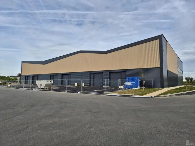 Local d'activités dans Moissy-Cramayel à vendre - Photo de l’immeuble – Image 3 sur 5