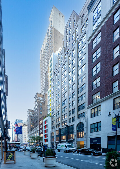 11 E 44th St, New York, NY à louer - Photo de l’immeuble – Image 2 sur 5