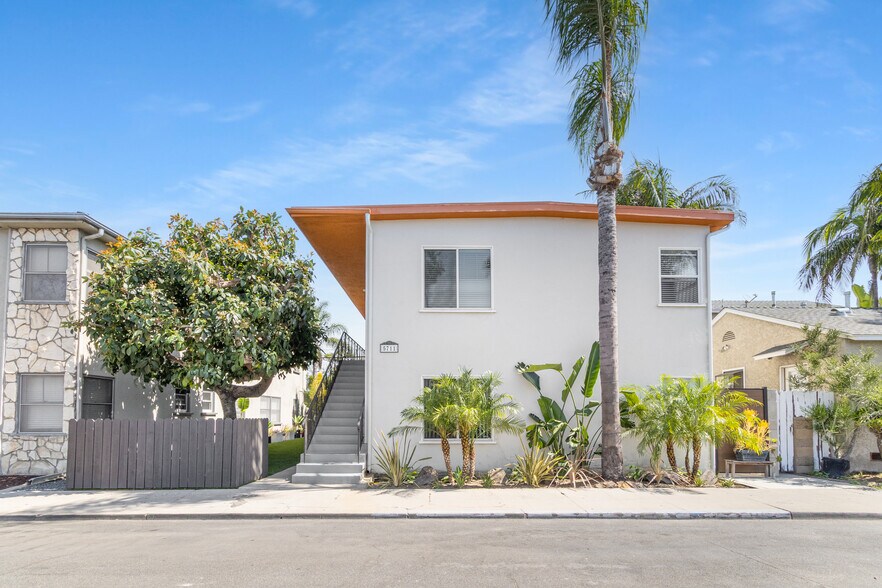 5711 E 2nd St, Long Beach, CA à vendre - Photo de l’immeuble – Image 3 sur 12