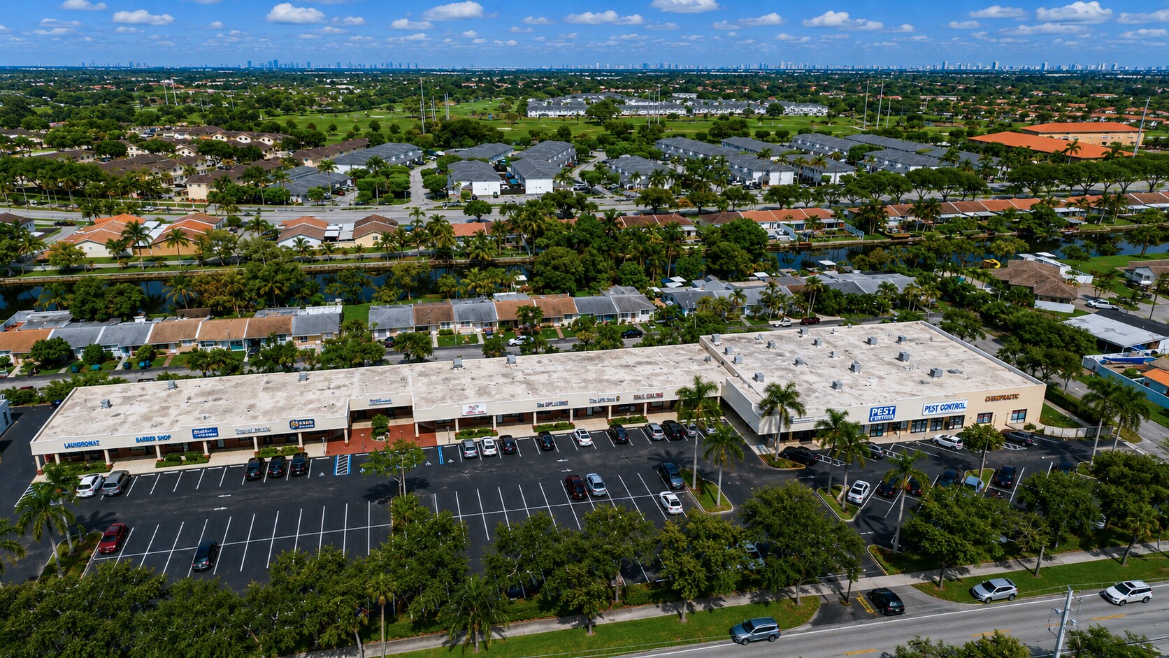 17601 NW 78th Ave, Hialeah, FL à louer Photo de l’immeuble– Image 1 sur 6
