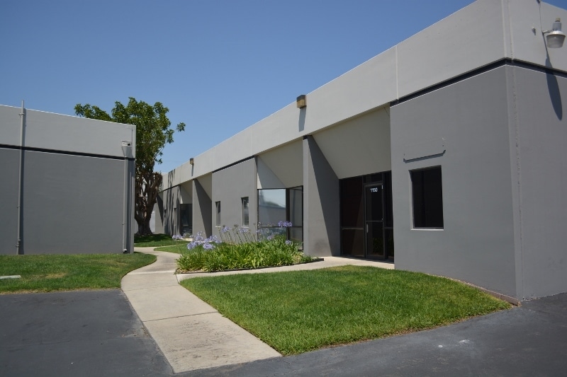 1126-1140 E Chestnut Ave, Santa Ana, CA à louer Photo de l’immeuble– Image 1 sur 12