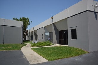 1126-1140 E Chestnut Ave, Santa Ana, CA à louer Photo de l’immeuble– Image 1 sur 12