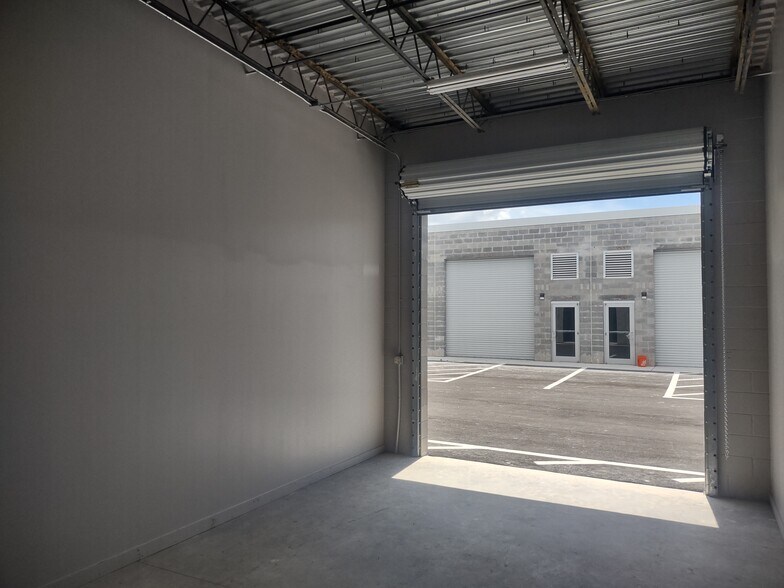 8262 Ulmerton Rd, Largo, FL à louer - Photo de l’immeuble – Image 3 sur 6