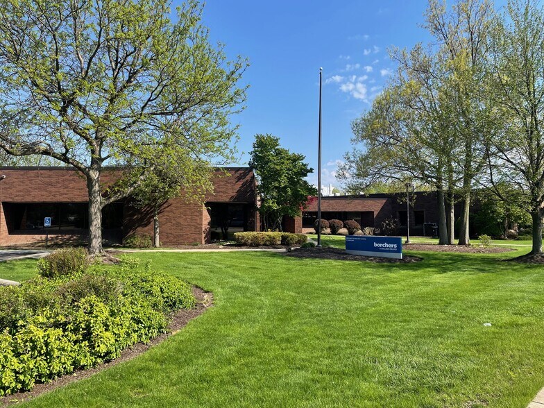 811 Sharon Dr, Westlake, OH à louer - Photo de l’immeuble – Image 1 sur 11