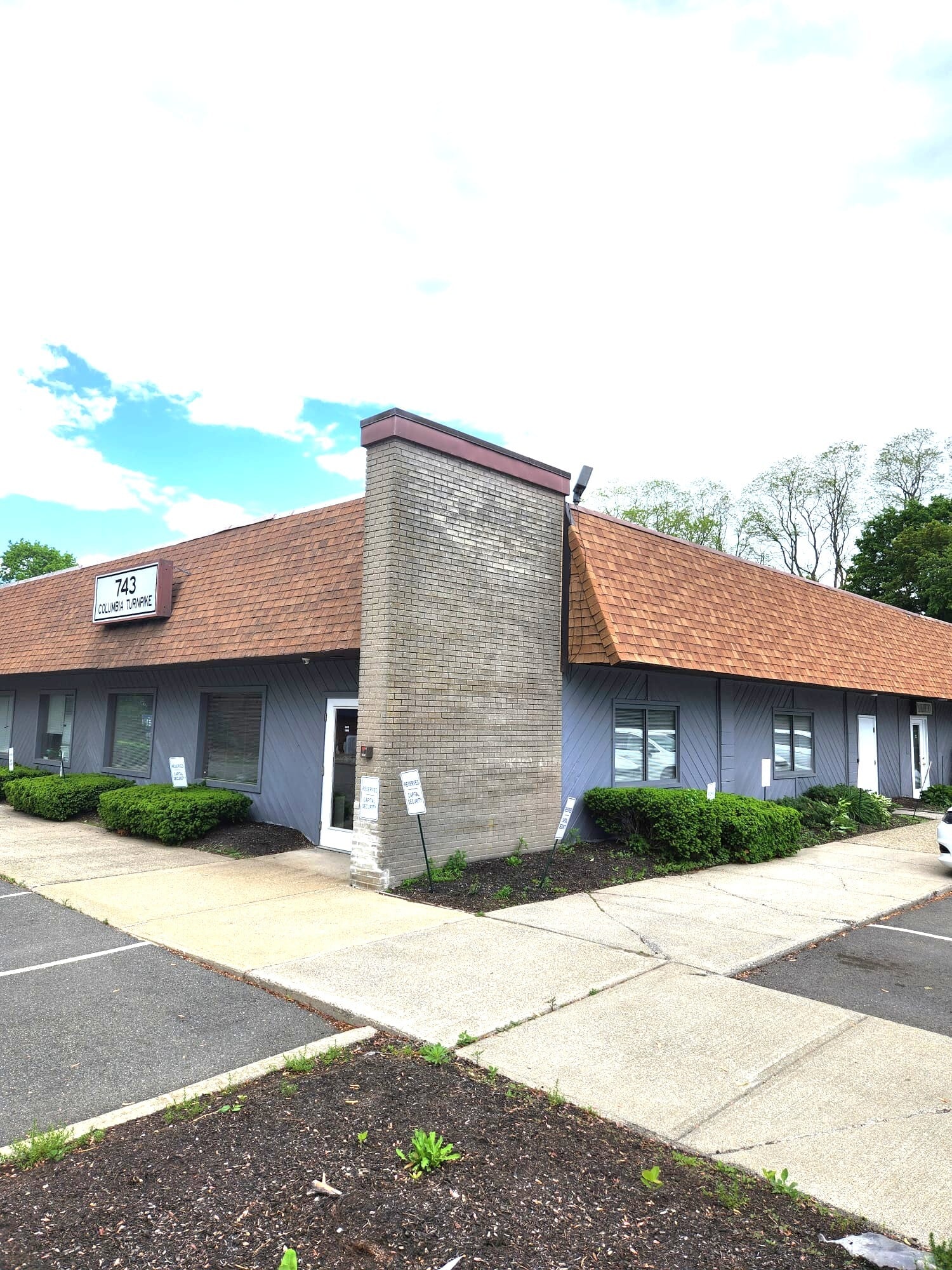 743 Columbia Tpke, East Greenbush, NY à louer Photo de l’immeuble– Image 1 sur 15