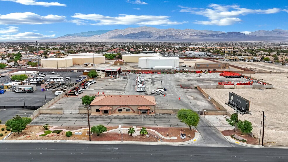 2222 W Cheyenne Ave, North Las Vegas, NV à louer - Photo de l’immeuble – Image 3 sur 16