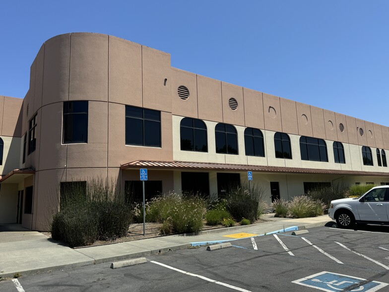 715 Southpoint Blvd, Petaluma, CA à louer - Photo de l’immeuble – Image 1 sur 7