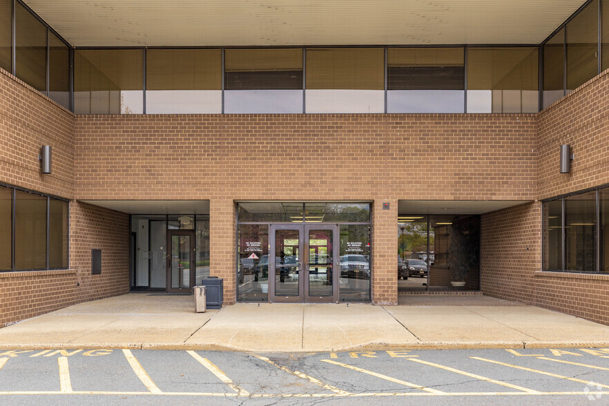 810 Bear Tavern Rd, Ewing, NJ à louer - Photo de l’immeuble – Image 2 sur 4