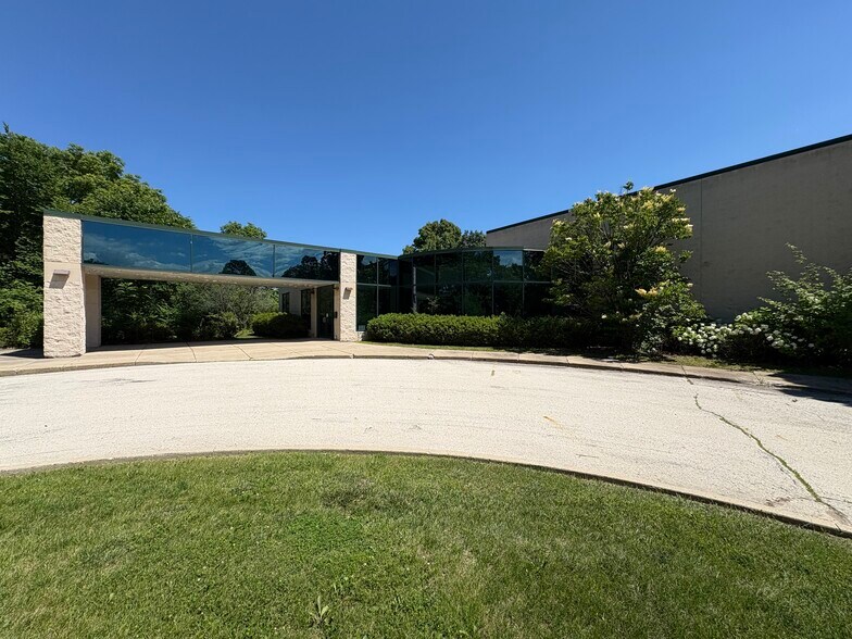 9980 S Oakwood Park Dr, Franklin, WI à vendre - Photo de l’immeuble – Image 2 sur 12
