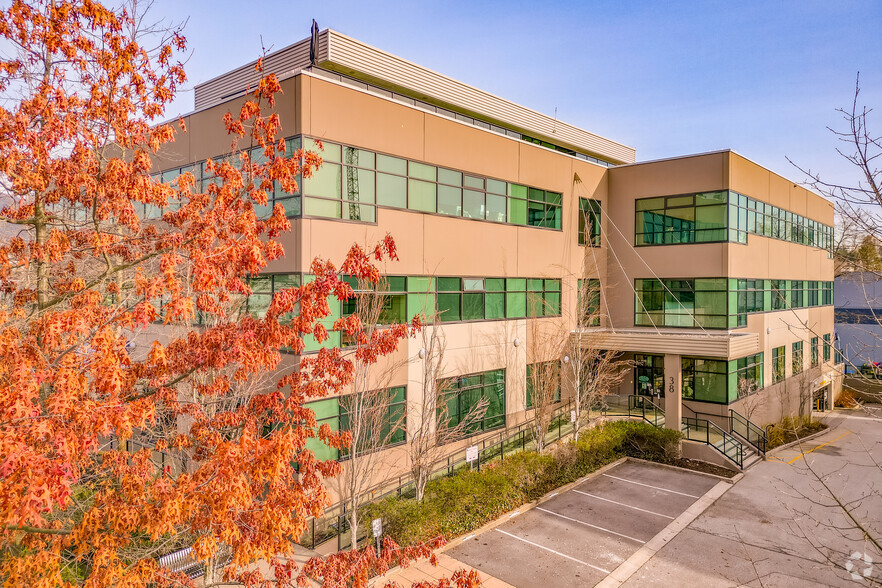 38 Fell Ave, North Vancouver, BC à louer - Photo principale – Image 1 sur 7
