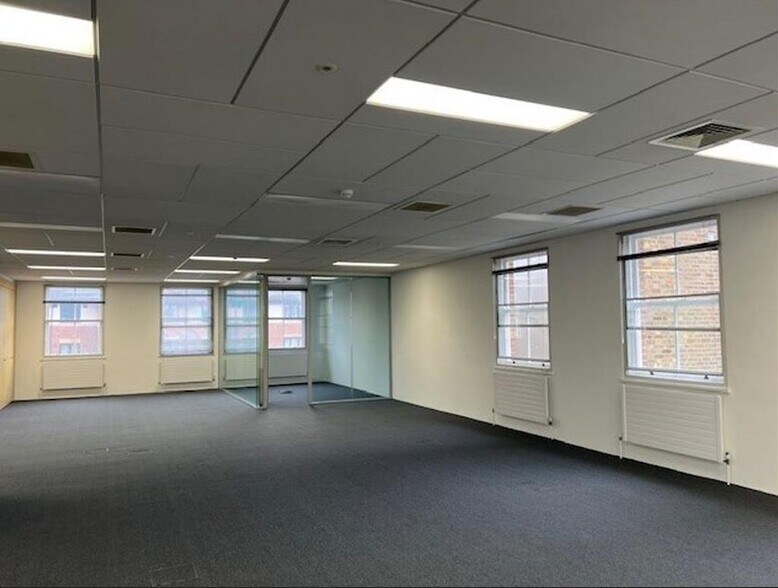 5 The Avenue, Egham à louer - Photo de l’immeuble – Image 2 sur 4