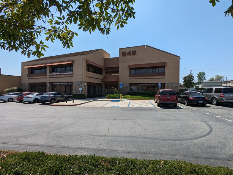 559 N Mountain Ave, Upland, CA à louer - Photo principale – Image 2 sur 27