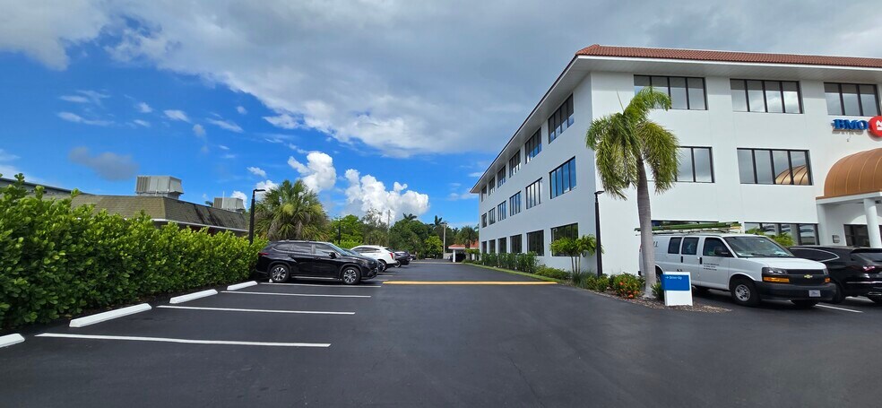 2375 Tamiami Trl N, Naples, FL à vendre - Photo de l’immeuble – Image 2 sur 33