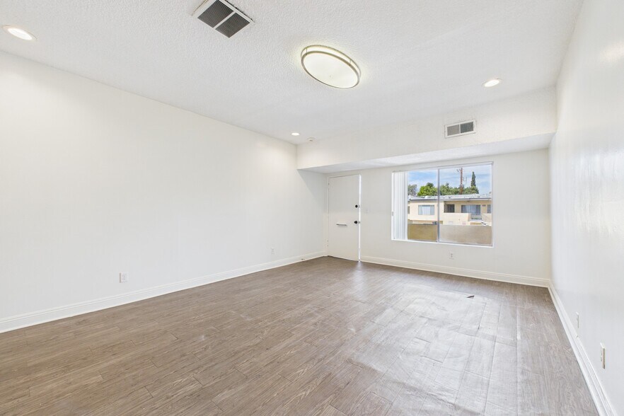 13615 Victory Blvd, Van Nuys, CA à louer - Photo de l’immeuble – Image 3 sur 12