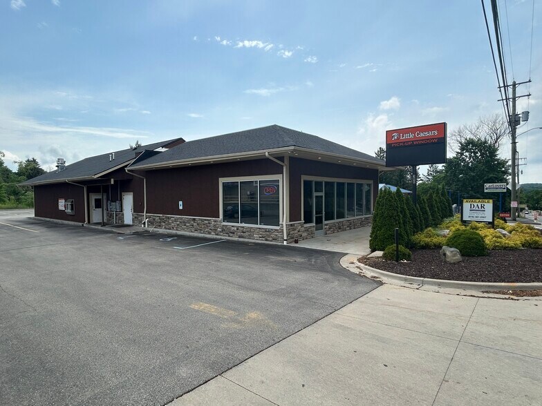 380 E Division St NE, Rockford, MI à vendre - Photo de l’immeuble – Image 2 sur 7