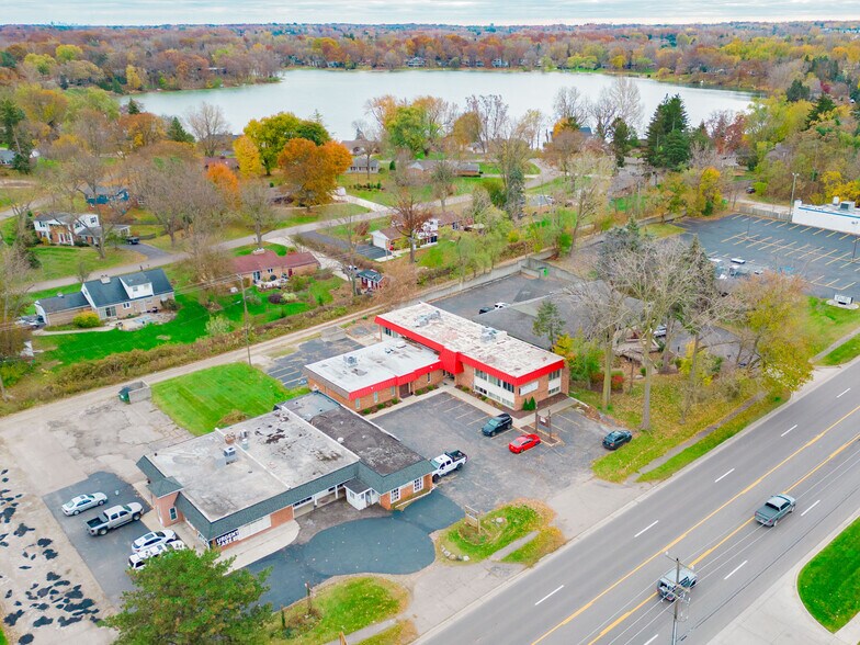 2177-2187 Orchard Lake Rd, Sylvan Lake, MI à vendre - Photo de l’immeuble – Image 3 sur 4