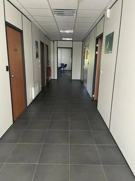 Local d’activités dans Caudan à louer - Photo de l’immeuble – Image 2 sur 7