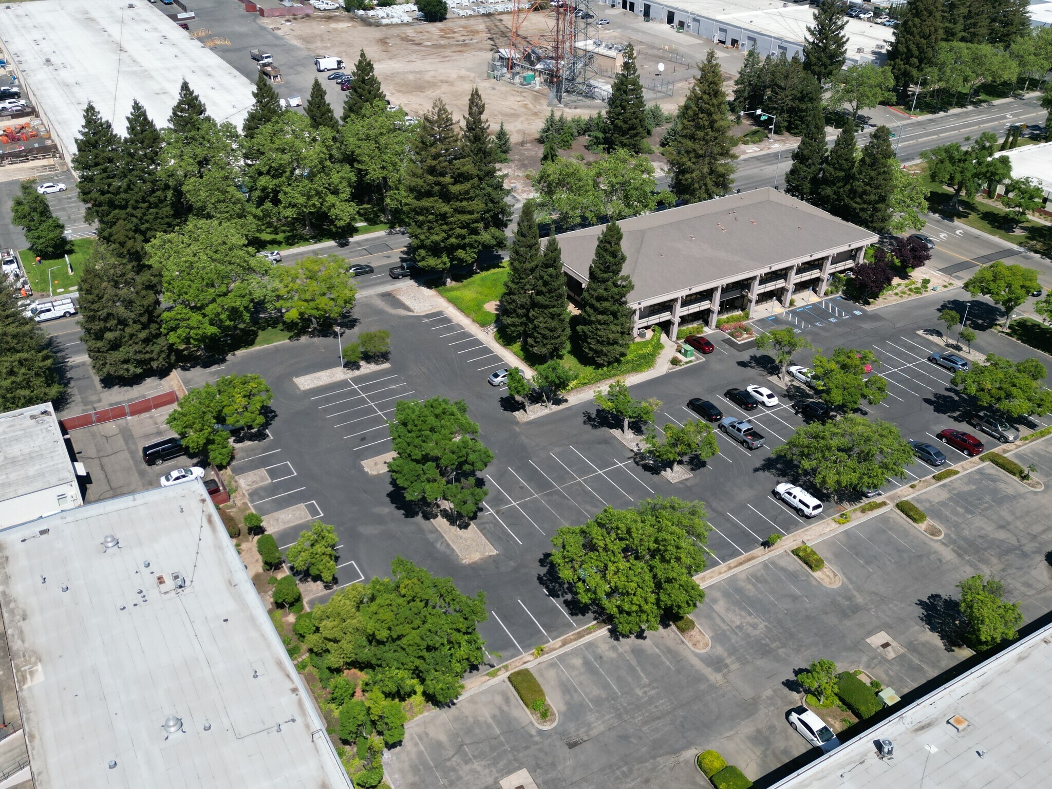 738 N Market Blvd, Sacramento, CA à louer Photo principale– Image 1 sur 3