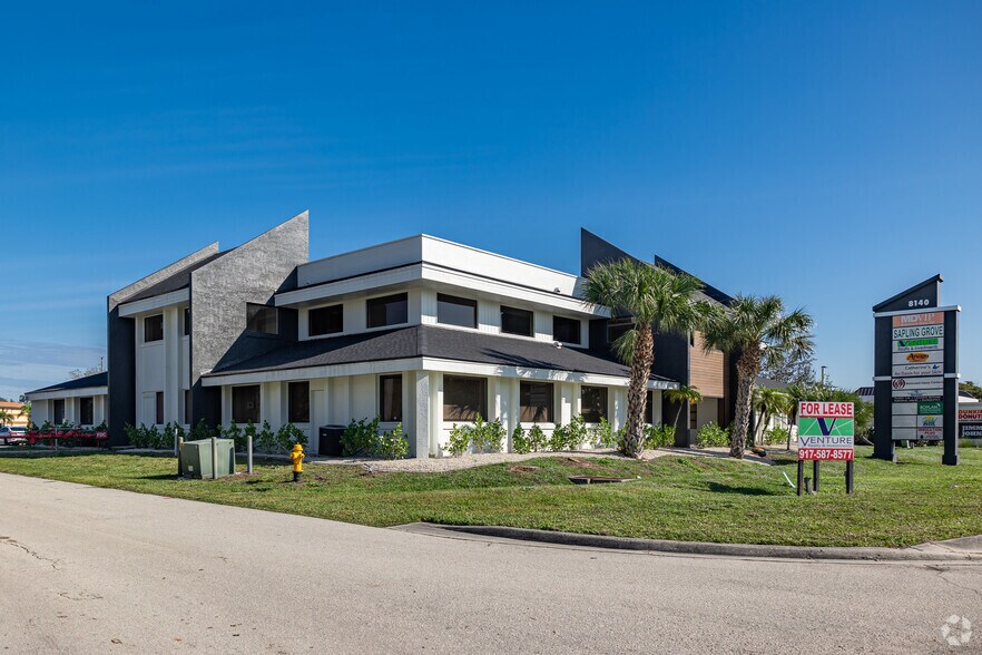 8140 College Pky, Fort Myers, FL à louer - Photo de l’immeuble – Image 3 sur 11