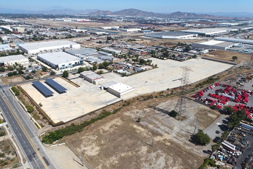 8566 Pecan Ave, Etiwanda, CA à louer - Photo de l’immeuble – Image 2 sur 5