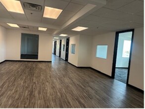 28345 Beck Rd, Wixom, MI à louer Photo intérieure– Image 2 sur 3