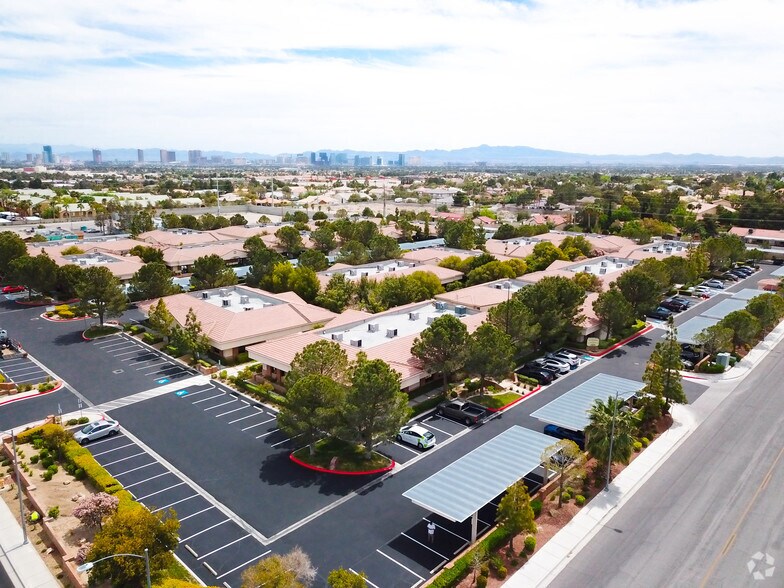 7211 W Charleston Blvd, Las Vegas, NV à louer - Photo de l’immeuble – Image 2 sur 15