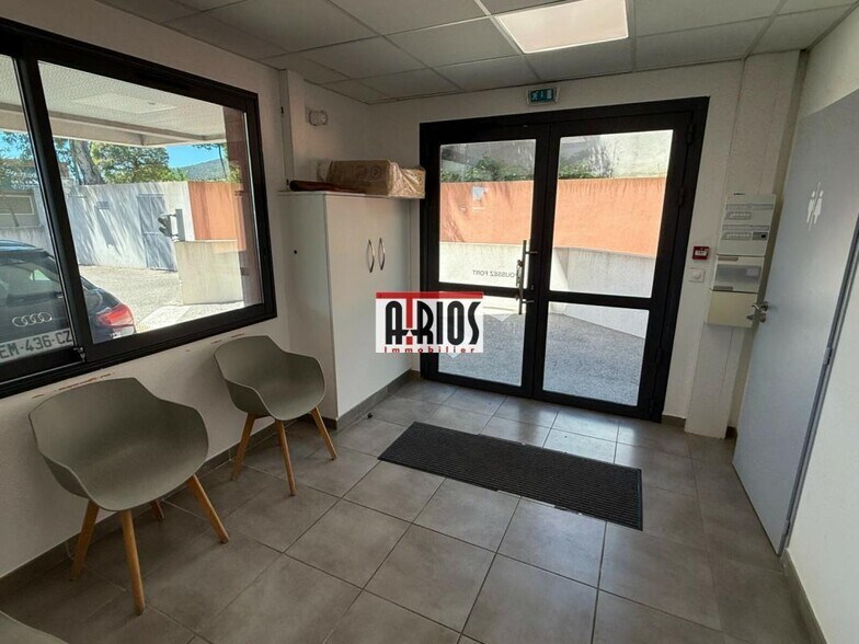 Local d’activités dans Hyères à louer - Hall d’entrée – Image 2 sur 9