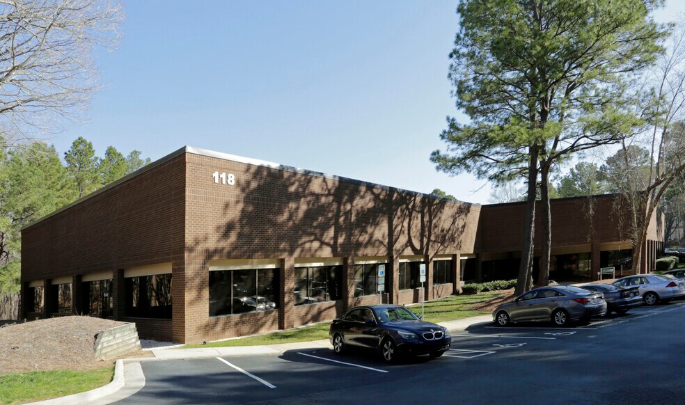 118 Mackenan Dr, Cary, NC à louer - Photo de l’immeuble – Image 2 sur 2
