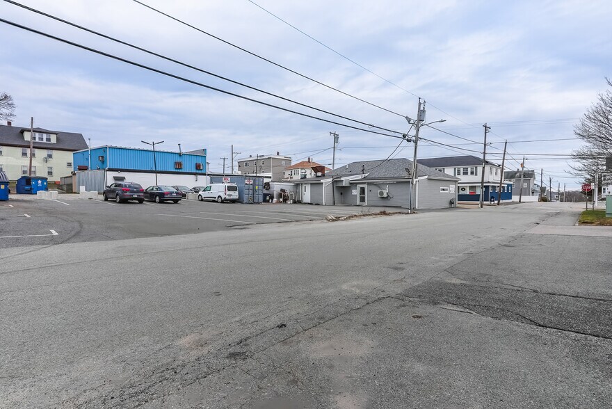 77-79 Main Rd, Tiverton, RI à vendre - Photo de l’immeuble – Image 3 sur 21