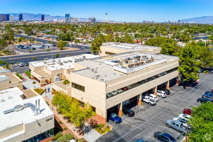 3920 S Eastern Ave, Las Vegas, NV à louer - Photo de l’immeuble – Image 2 sur 6