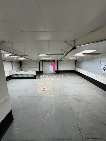 Bureaux/Local commercial dans Ecquevilly à louer - Photo de l’immeuble – Image 3 sur 4